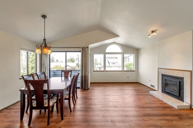 Foto del edificio - Sun-filled 3-bedroom, 3-bathroom single-fa...
