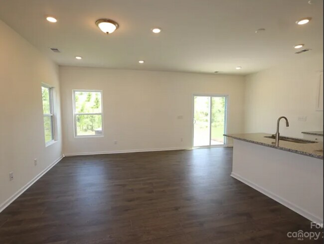Foto del edificio - Spacious and modern home featuring 3 bedro...
