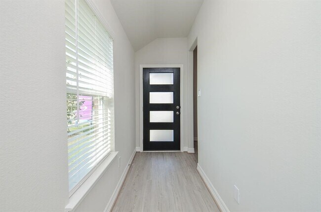 Building Photo - 7402 Sunlit Hbr Dr