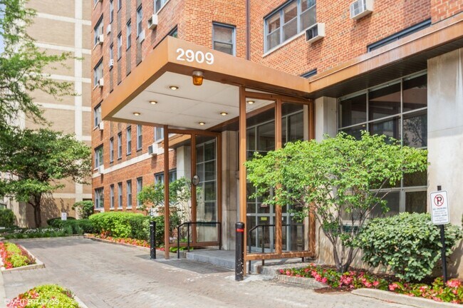 Foto del edificio - 2909 N Sheridan Rd