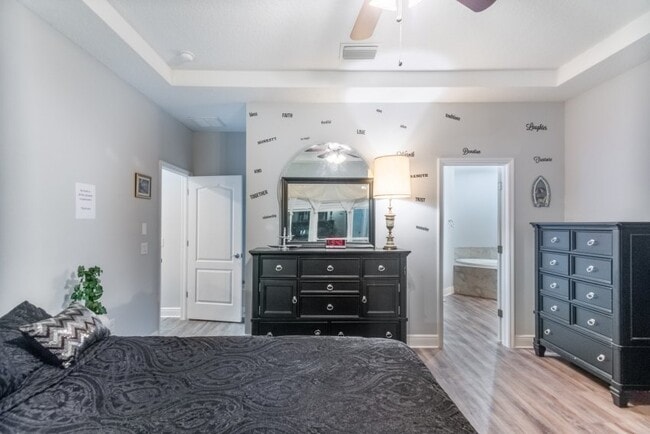 Building Photo - 901 Silver Palm Way