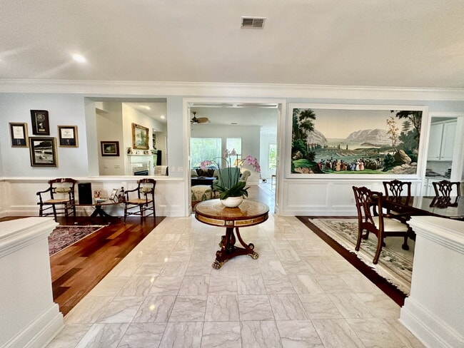 Building Photo - Spacious Beautifully Appointed Two Bedroom...
