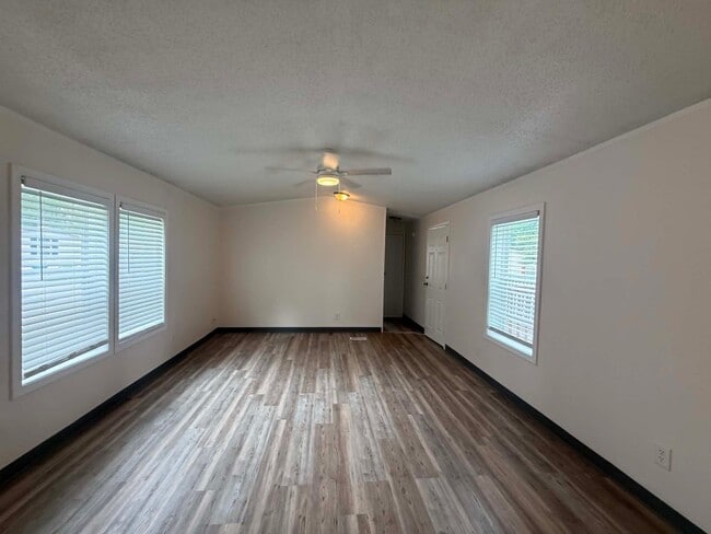 Foto del edificio - 1236 N Oaklane Rd