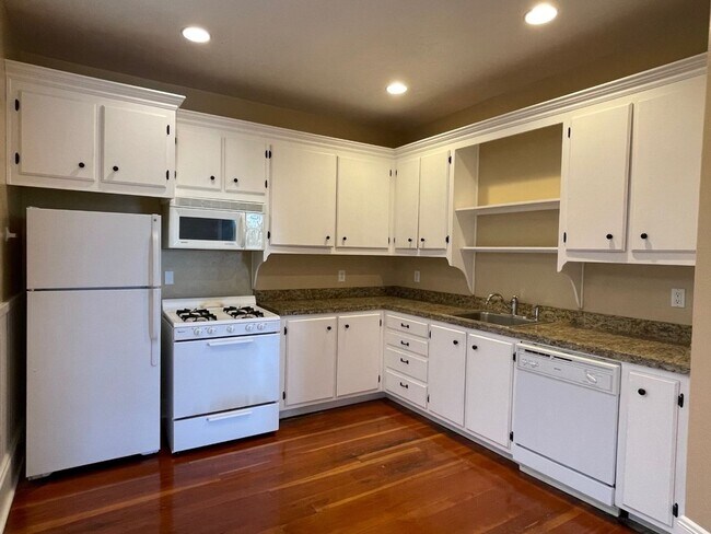 Foto del edificio - Urban DREAM! Spacious 1-Bedroom w/ Exposed Brick, Fireplace, & More in a Hip Location!