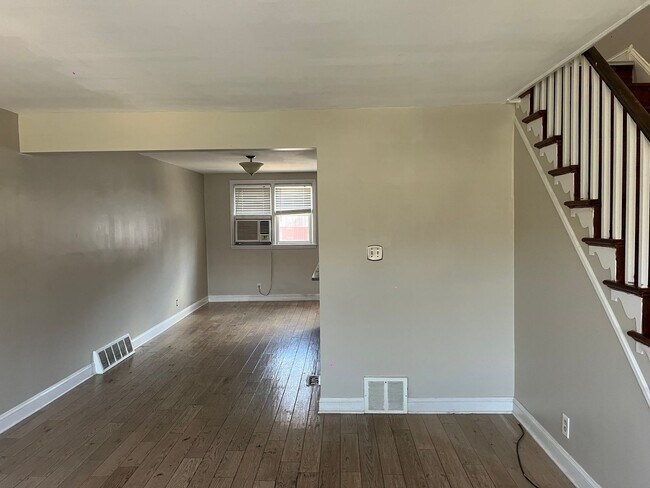 Building Photo - 3 bed 1 bath house for rent