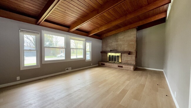 Building Photo - Beautifully remodeled 3 bedroom, 1.5 bath home.
