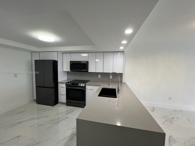 Building Photo - 1301 NE Miami Gardens Dr