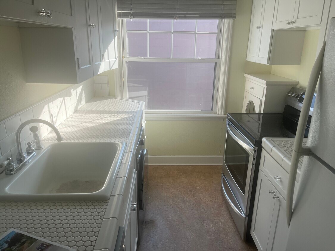 Kitchen with W/D and new range - 711 NE Randall Ave