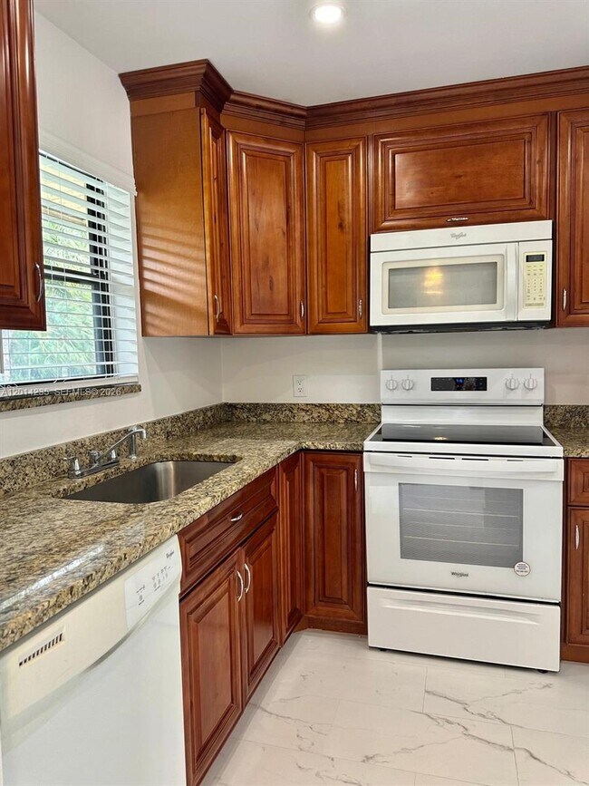 Foto del edificio - 21911 Lake Forest Cir