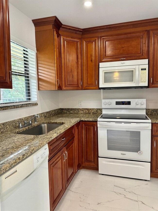 Building Photo - 21911 Lake Forest Cir