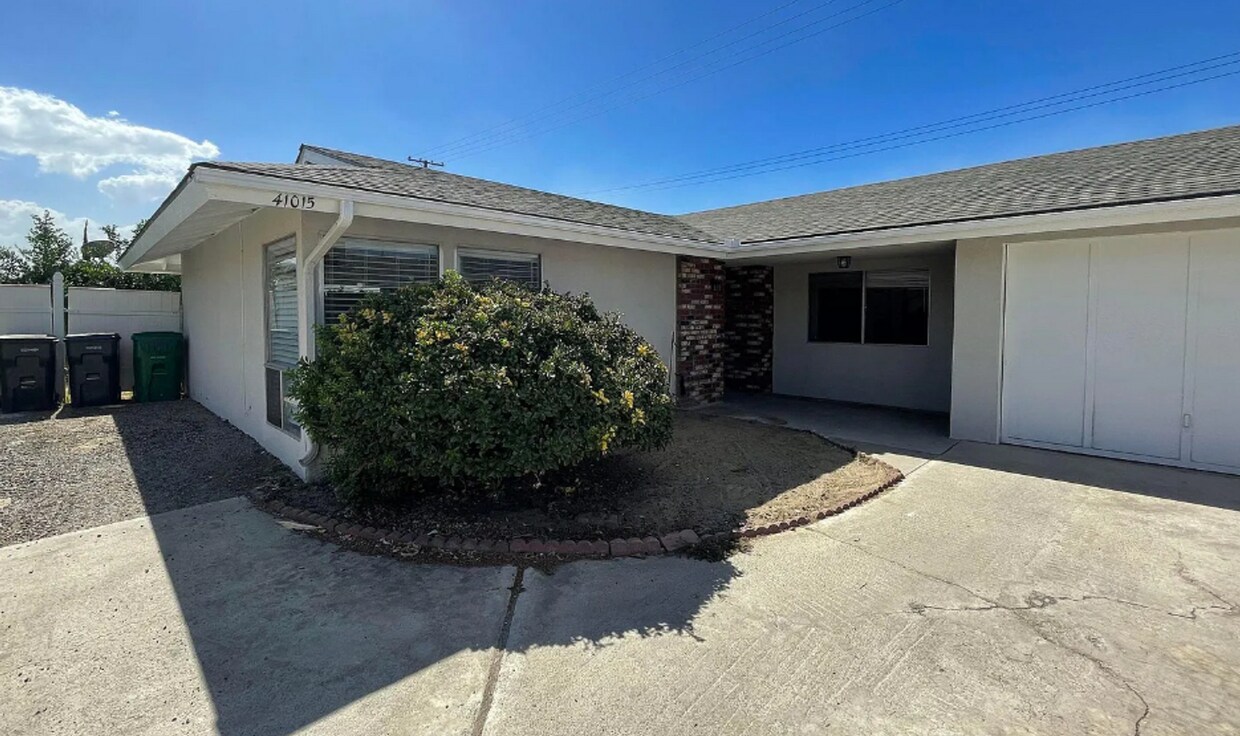 Primary Photo - Two Bedroom Two Bathroom Duplex in Hemet!