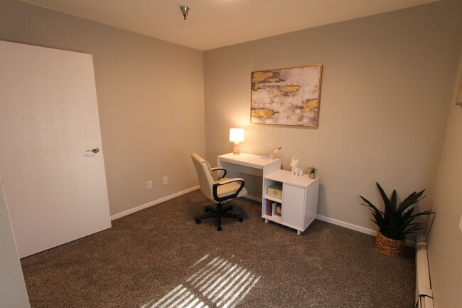 Building Photo - Spacious first floor one bedroom with mode...