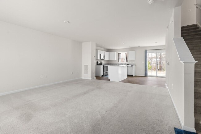 Building Photo - 4 Bed, 2.5 Bath, 2 Car Garage Near Everyth...