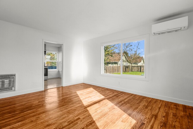 Building Photo - NEWLY RENOVATED 1 BED/1 BATH WITH FENCED BACKYARD