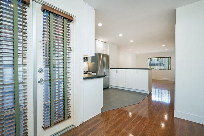 Building Photo - North Pacific Beach Upgraded Townhome Step...