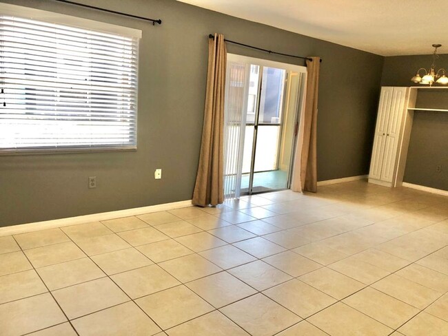 Foto del edificio - MOVE IN JUNE! WATER INCLUDED! In Windmill ...