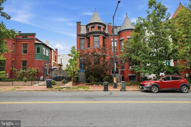 Building Photo - 210 8th St SE