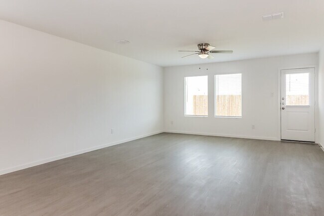 Foto del edificio - 102 Wild Rose Dr