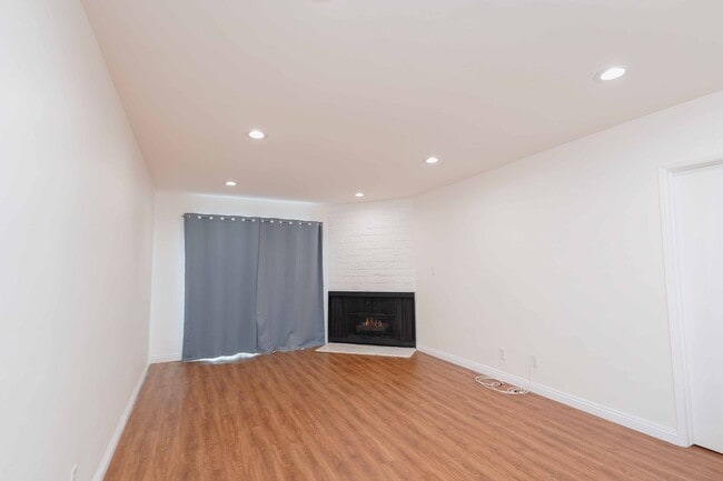 Building Photo - Gated Community 2 Bedroom 2 Bath Condo