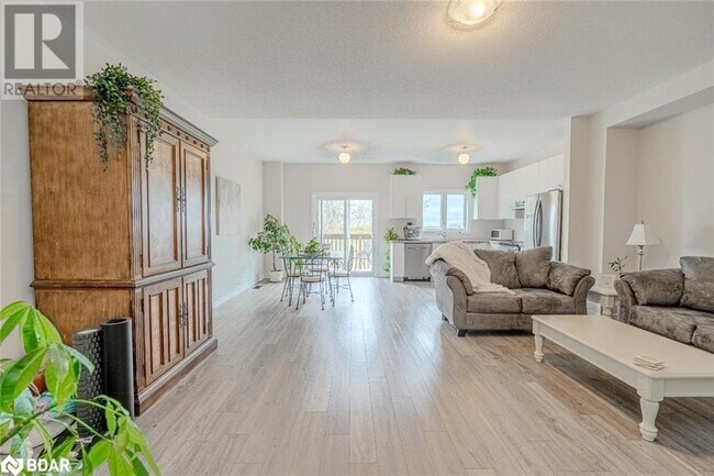 Building Photo - 1174 Peelar Cres