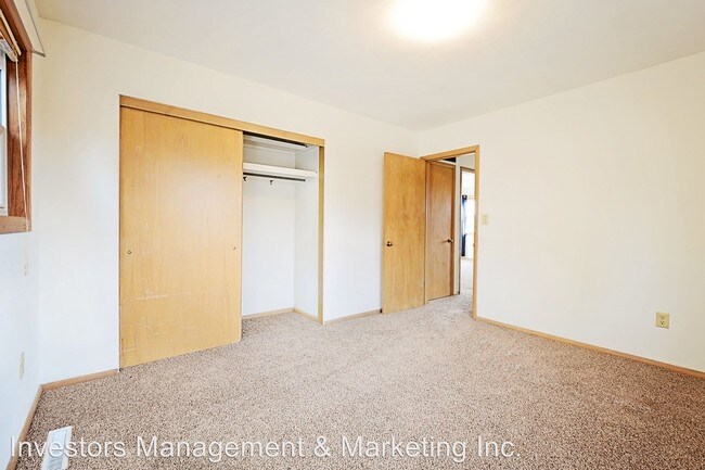 Building Photo - 509 11th Ave NE