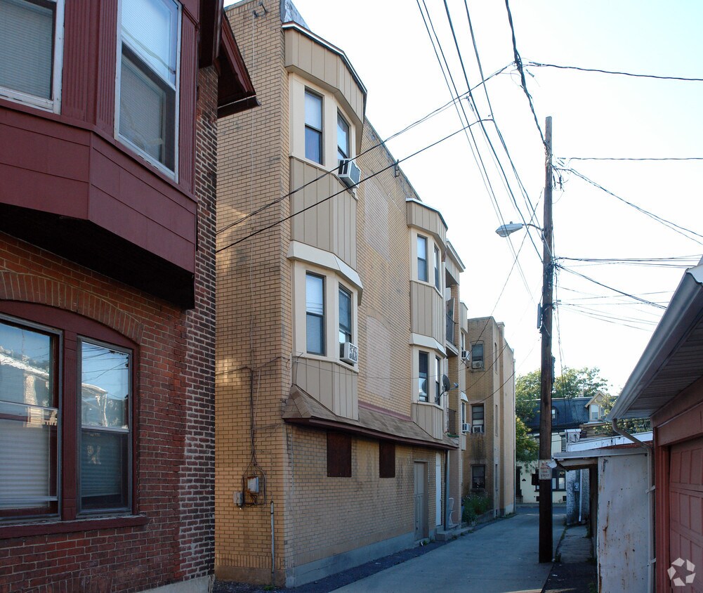 Building Photo - 951 W Walnut St