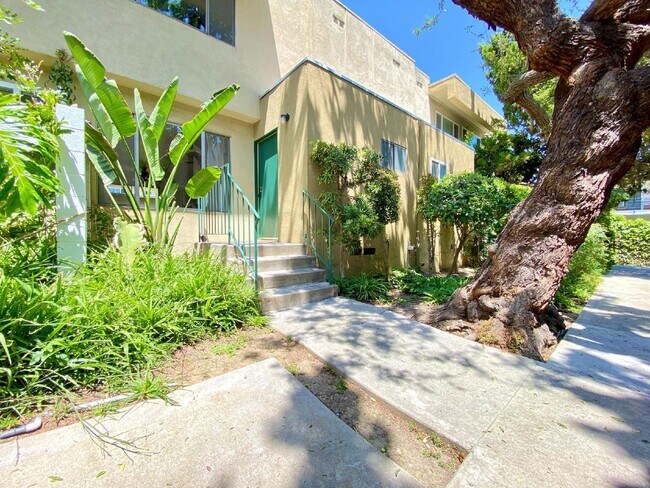 Building Photo - 2 + 1.5 Townhouse within a Gated Community...