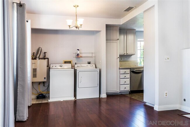 Building Photo - 1050 La Tortuga Dr