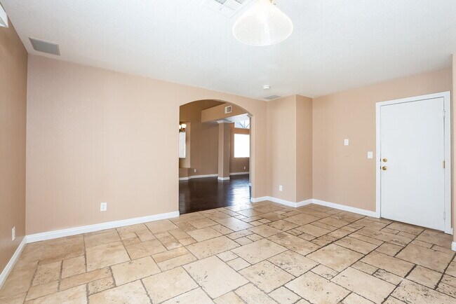 Foto del edificio - 2205 Royal Caribbean Ave