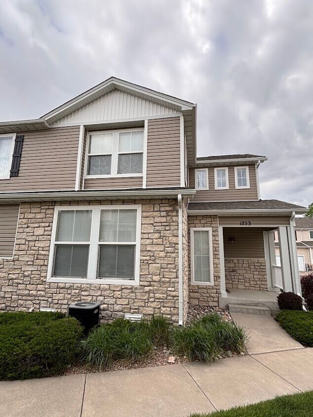 Beautiful Remodeled 3 Bedroom End Unit Townhouse - Beautiful Remodeled 3 Bedroom End Unit Townhouse