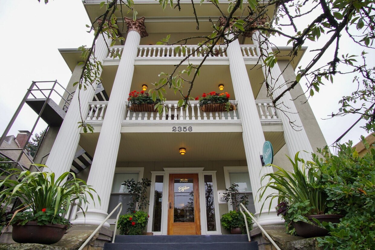 Foto principal - Snag this Stately One-Bedroom off of Bustl...