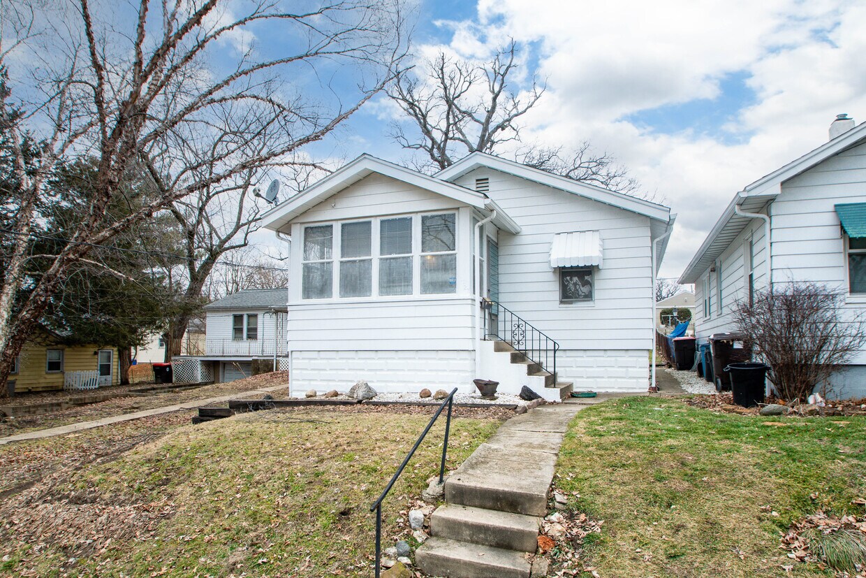 Primary Photo - 1127 E Corrington Ave