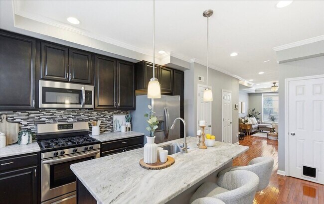 Kitchen/dining area - 415 N Glover St