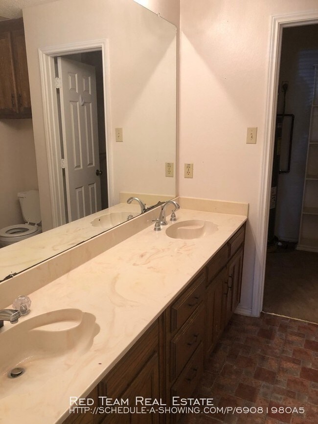 Building Photo - MUST-SEE DUPLEX!