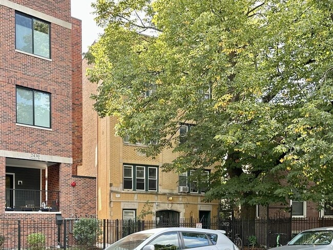 Building Photo - 2462 N Linden Pl