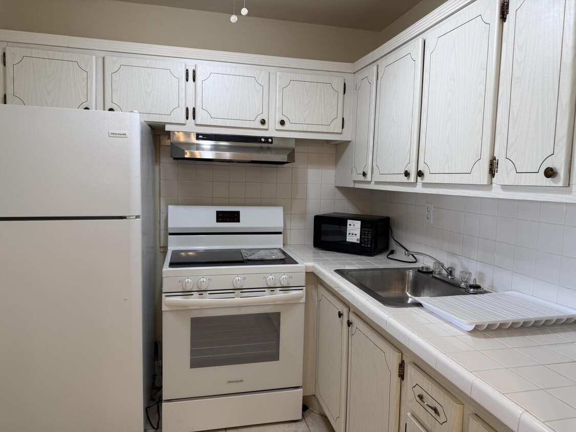 Primary Photo - 72 Kingswood B