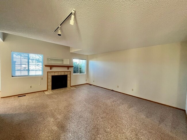 Building Photo - Cozy 2 Bedroom Townhome Nestled in Quiet Gated Community