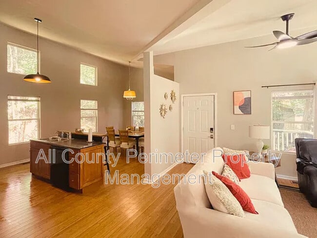 Building Photo - 837 Forrest Cir SE