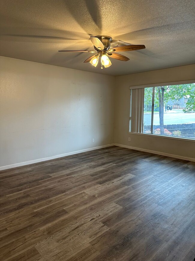 Building Photo - 3 BEDROOM 2 BATHROOM WITH A POOL