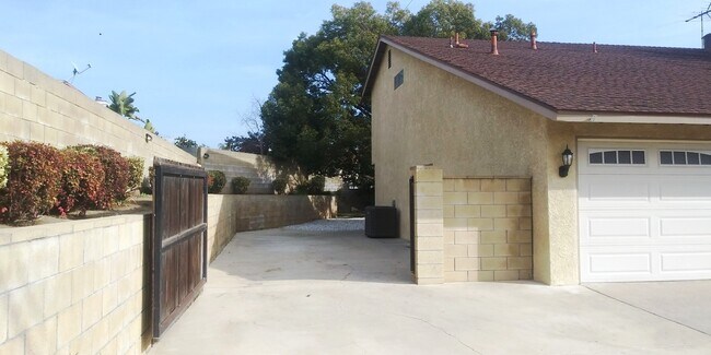 Building Photo - 7925 Hellman Ave