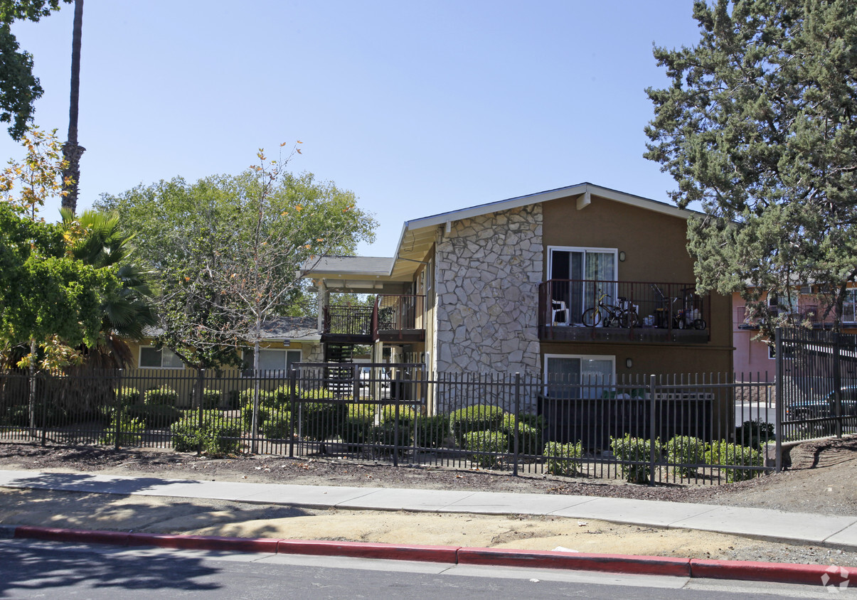 Building Photo - Lakeside Apartments