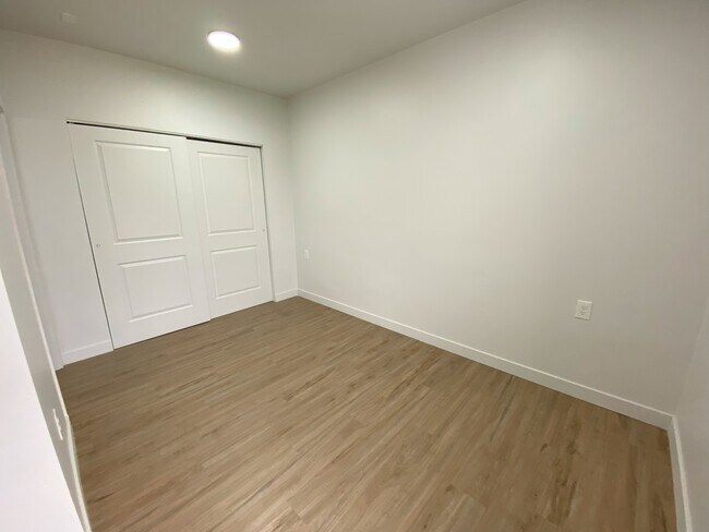 Building Photo - 404 E 5600 S