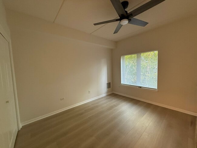 Building Photo - 3401 N Carriageway Dr