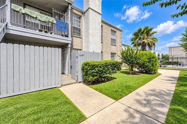 Foto del edificio - 6606 De Moss Dr