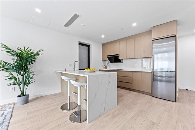 Building Photo - 355 53rd St