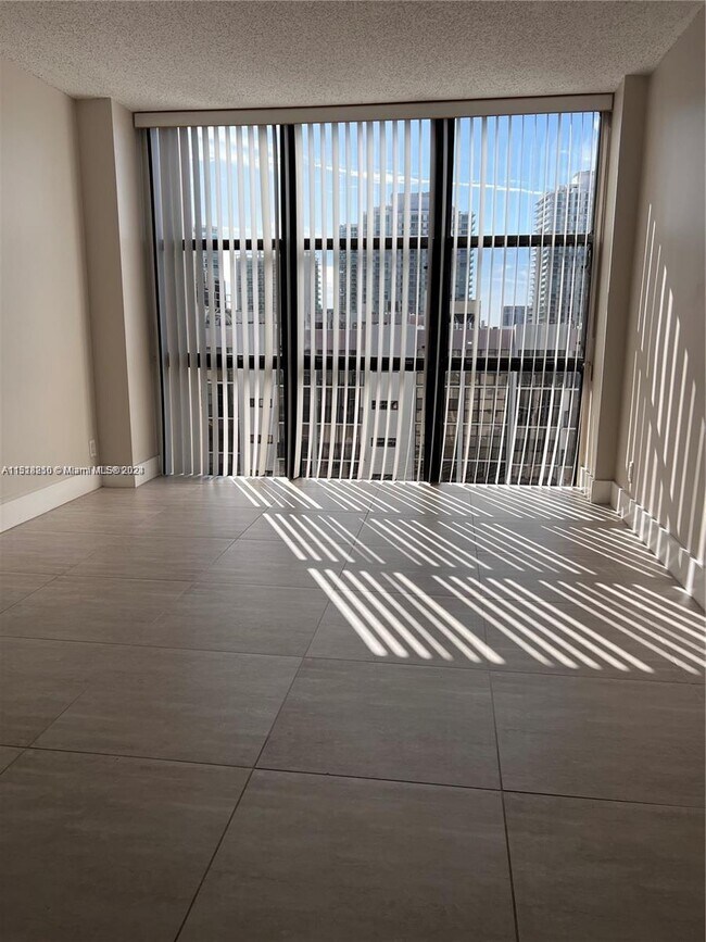 Foto del edificio - 17021 N Bay Rd