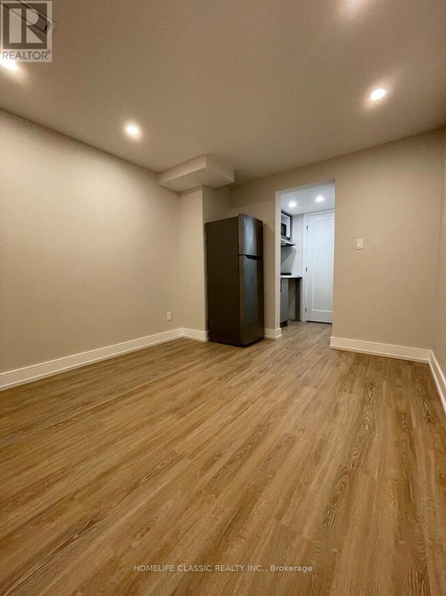 Building Photo - 32 Gwillimbury Dr