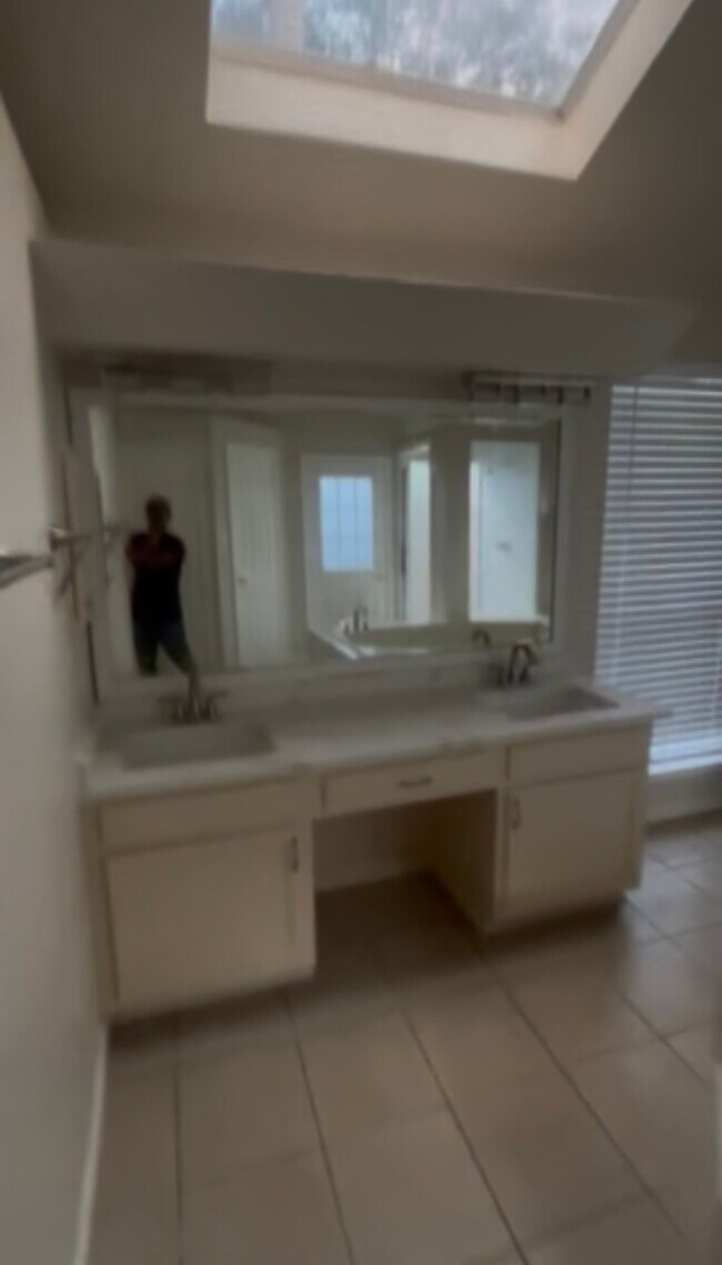 Foto del edificio - 1710 Blindlake Dr