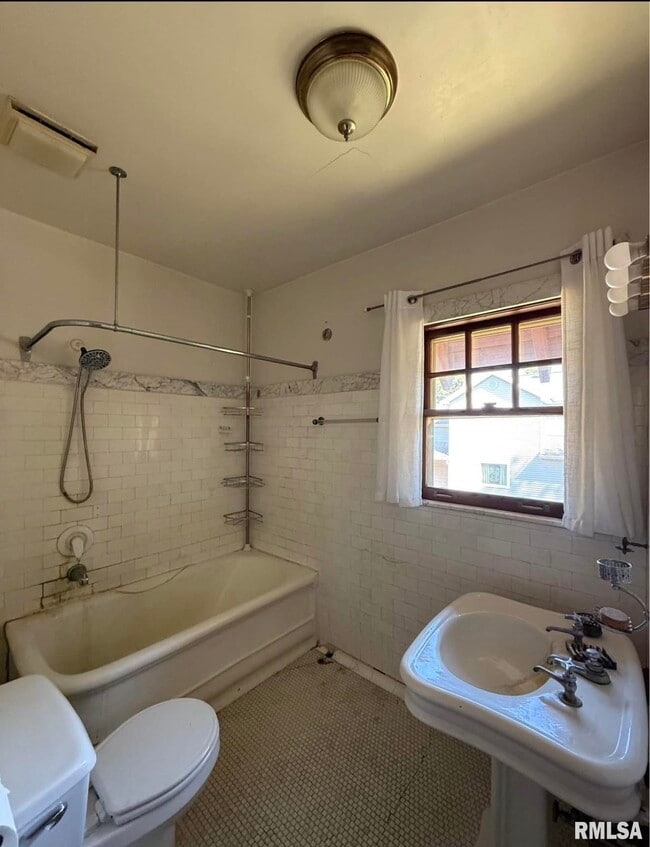 Foto del edificio - 611 W High St