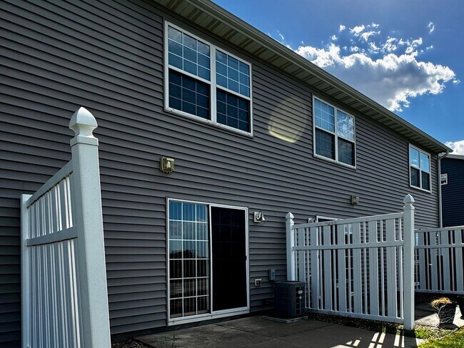 Building Photo - Affordable Non-smoking townhouse in SW Rochester 2beds 2 baths 1 car attached garage washer dryer...